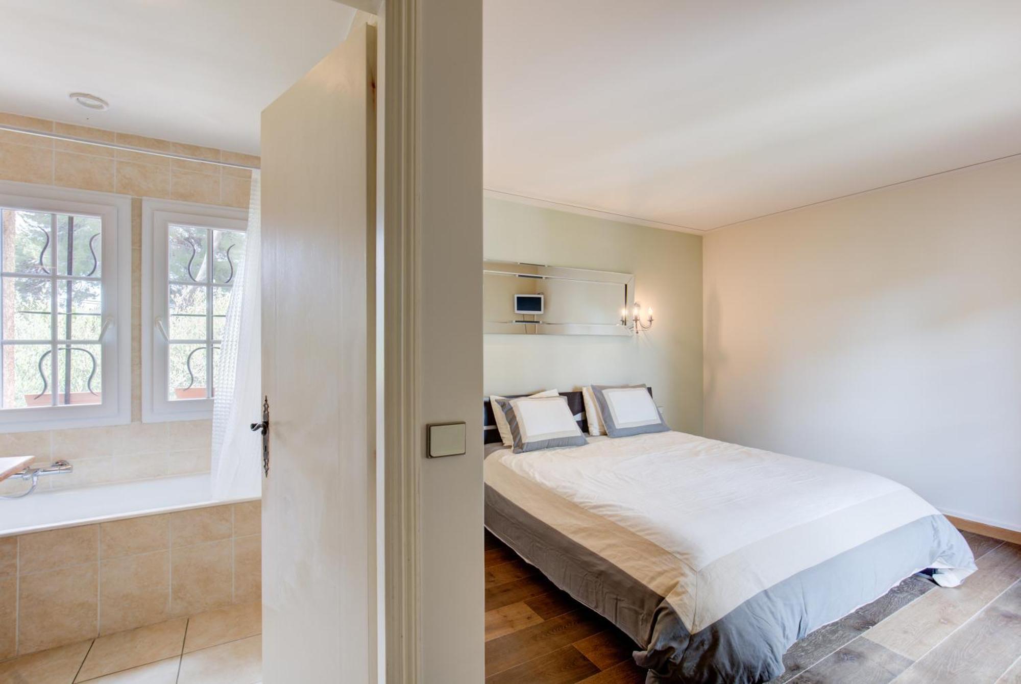 Villa In Domain With Tennis And Pools Antibes