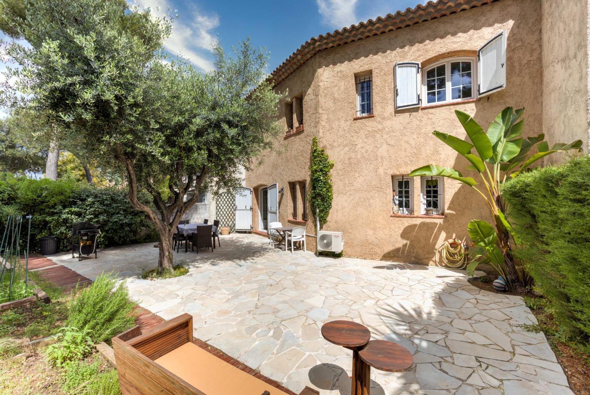 Villa In Domain With Tennis And Pools Antibes
