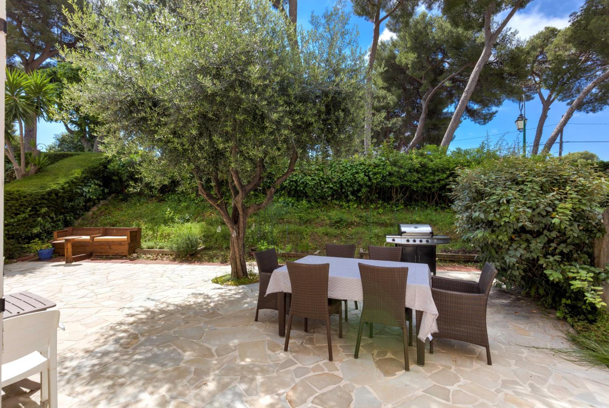 Villa In Domain With Tennis And Pools